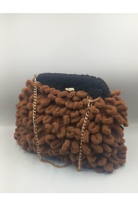 Χειροποίητη Πλεκτή Τσάντα "Teddy Hug" – Καφέ & Μαύρη με Χρυσή Αλυσίδα