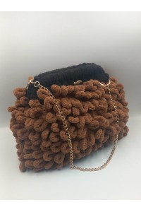 Χειροποίητη Πλεκτή Τσάντα "Teddy Hug" – Καφέ & Μαύρη με Χρυσή Αλυσίδα