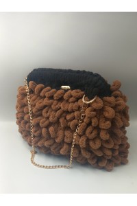 Χειροποίητη Πλεκτή Τσάντα "Teddy Hug" – Καφέ & Μαύρη με Χρυσή Αλυσίδα