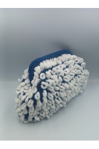 Fluffy Loop Clutch – Χειροποίητο Πλεκτό Τσαντάκι