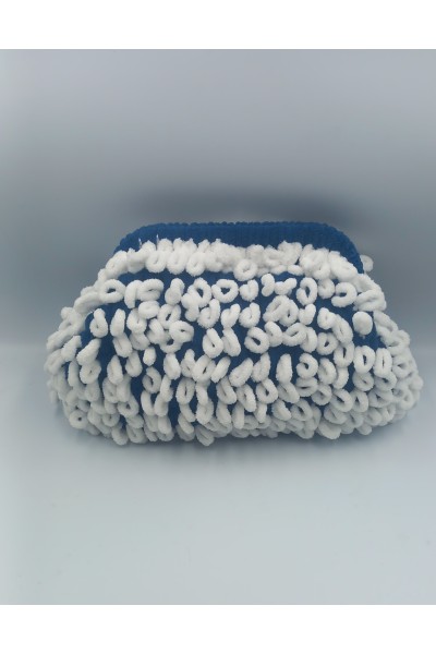 Fluffy Loop Clutch – Χειροποίητο Πλεκτό Τσαντάκι