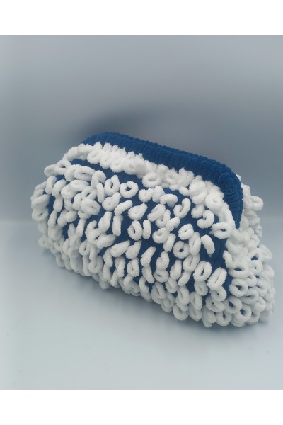 Fluffy Loop Clutch – Χειροποίητο Πλεκτό Τσαντάκι
