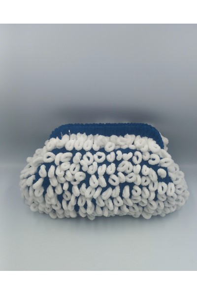 Fluffy Loop Clutch – Χειροποίητο Πλεκτό Τσαντάκι