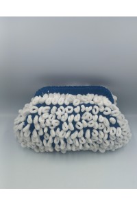 Fluffy Loop Clutch – Χειροποίητο Πλεκτό Τσαντάκι