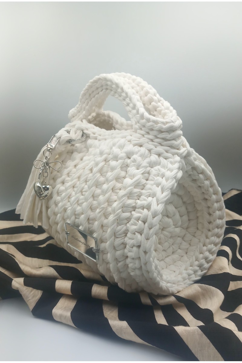«Pure Ivory Elegance: Το Απόλυτο Χειροποίητο Chic Τσαντάκι!»