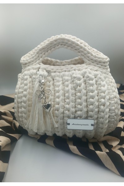 «Pure Ivory Elegance: Το Απόλυτο Χειροποίητο Chic Τσαντάκι!»