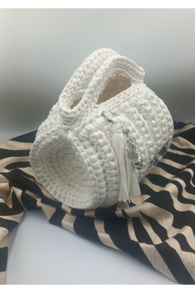 «Pure Ivory Elegance: Το Απόλυτο Χειροποίητο Chic Τσαντάκι!»