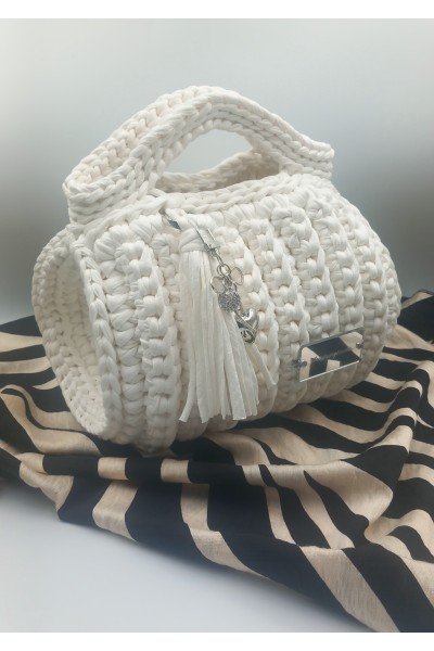 «Pure Ivory Elegance: Το Απόλυτο Χειροποίητο Chic Τσαντάκι!»