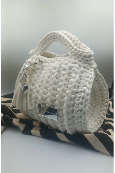 «Pure Ivory Elegance: Το Απόλυτο Χειροποίητο Chic Τσαντάκι!»