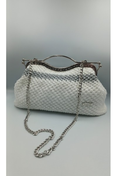 Πλεκτή  χειροποίητη τσάντα σε λευκό-ασημί