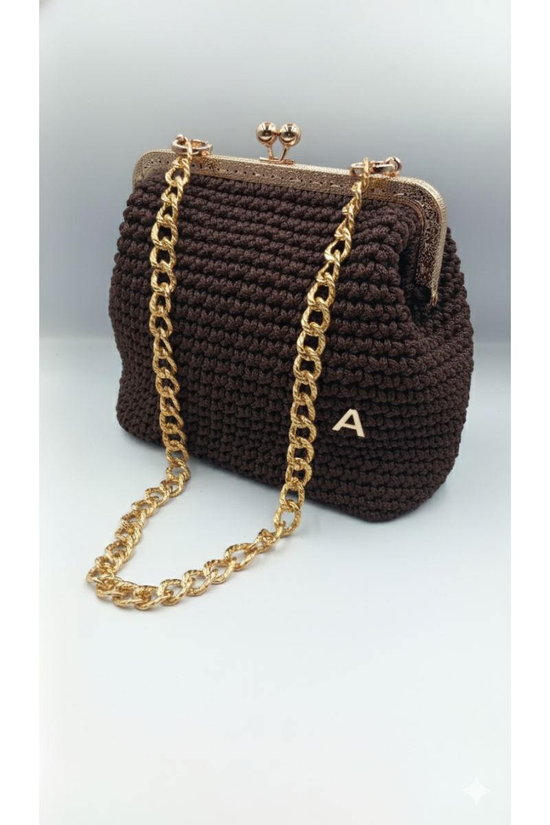 Χειροποίητη πλεκτή τσάντα σε καφέ χρωματισμούς.