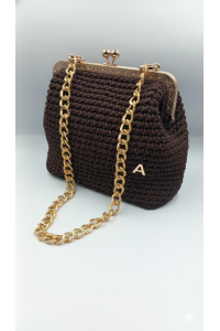 Χειροποίητη πλεκτή τσάντα σε καφέ χρωματισμούς.