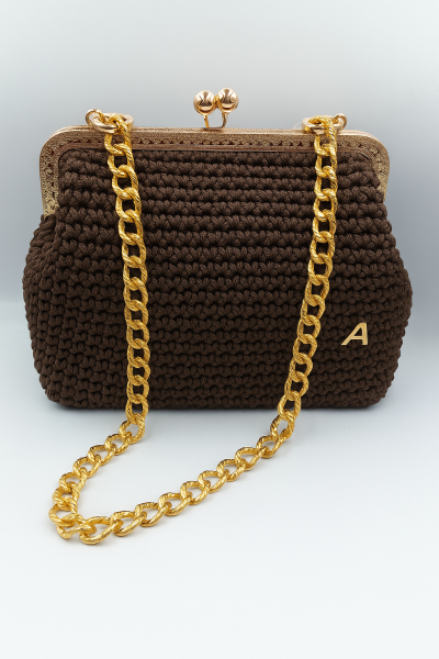 Χειροποίητη πλεκτή τσάντα σε καφέ χρωματισμούς.