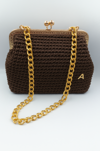 Χειροποίητη πλεκτή τσάντα σε καφέ χρωματισμούς.