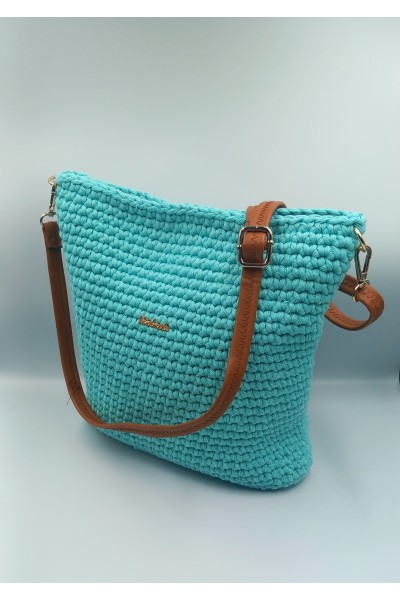 Boho τσάντα σε έντονο γαλάζιο χρωμα.