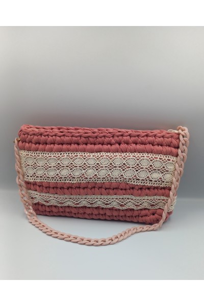 Χειροποίητο πλεκτό τσαντάκι σε χρώμα σάπιο μήλο.