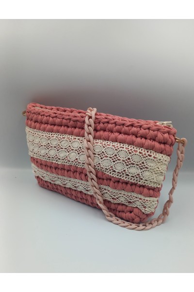 Χειροποίητο πλεκτό τσαντάκι σε χρώμα σάπιο μήλο.