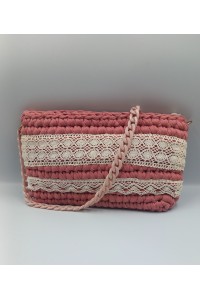 Χειροποίητο πλεκτό τσαντάκι σε χρώμα σάπιο μήλο.