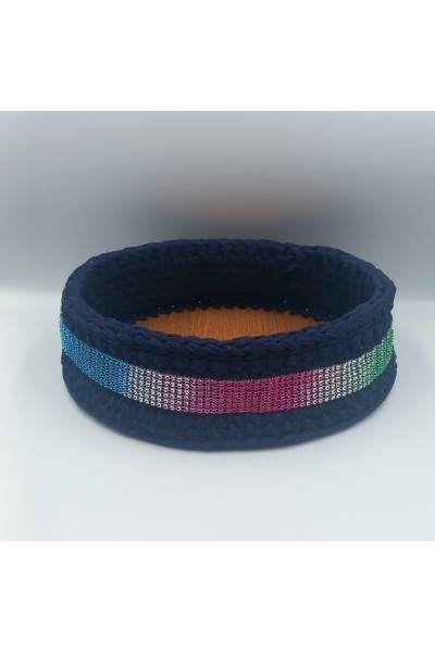 Χειροποίητο πλεκτό καλάθι με ξύλινο πάτο.