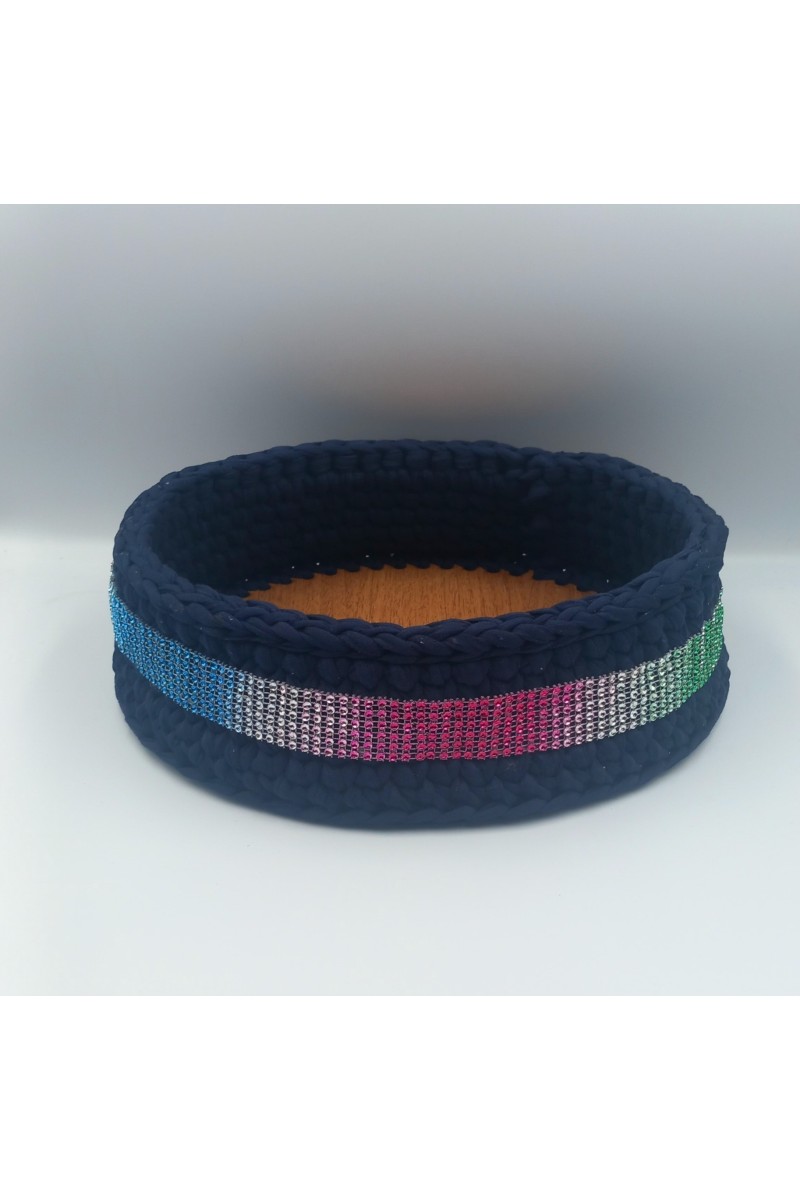 Χειροποίητο πλεκτό καλάθι με ξύλινο πάτο.