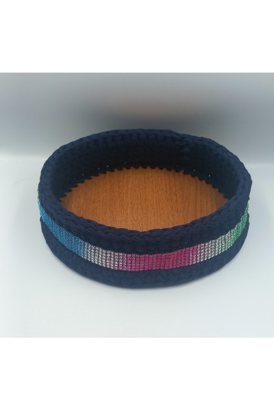 Χειροποίητο πλεκτό καλάθι με ξύλινο πάτο.