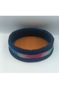 Χειροποίητο πλεκτό καλάθι με ξύλινο πάτο.