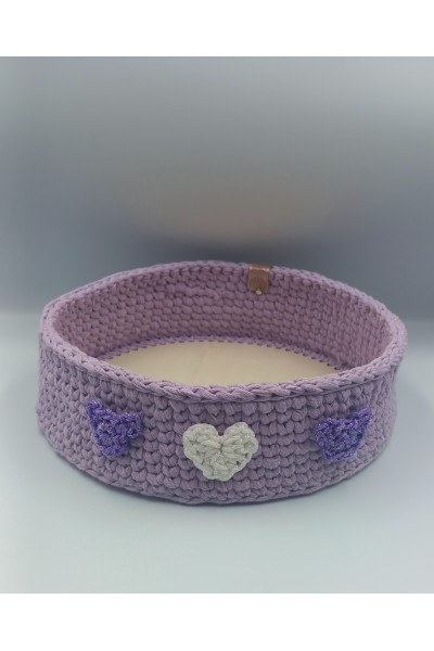 Χειροποίητο πλεκτό καλάθι σε μωβ χρώμα.