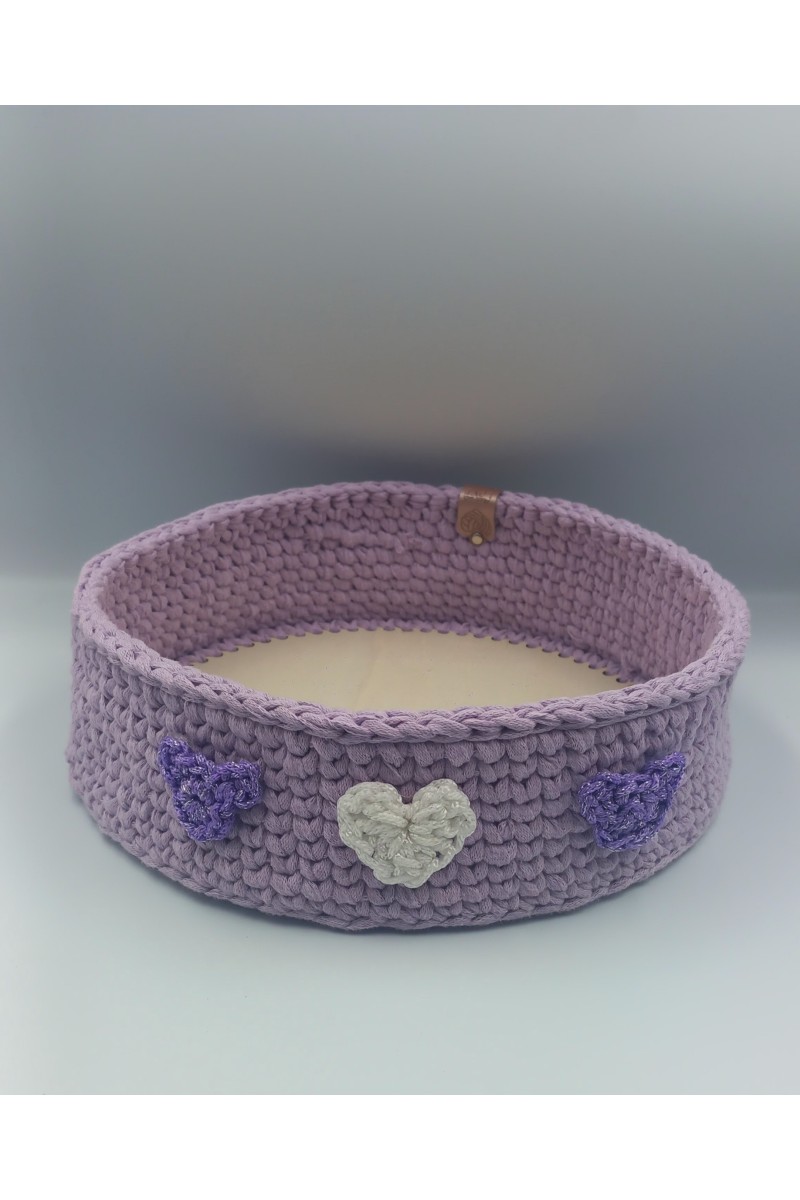 Χειροποίητο πλεκτό καλάθι σε μωβ χρώμα.