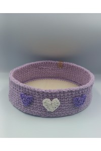 Χειροποίητο πλεκτό καλάθι σε μωβ χρώμα.