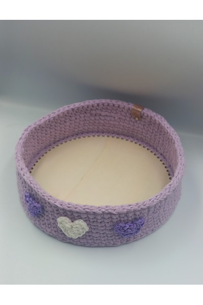 Χειροποίητο πλεκτό καλάθι σε μωβ χρώμα.