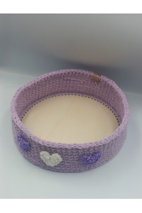 Χειροποίητο πλεκτό καλάθι σε μωβ χρώμα.