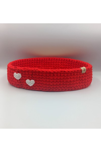 Χειροποίητο πλεκτό καλάθι σε κόκκινο χρώμα.