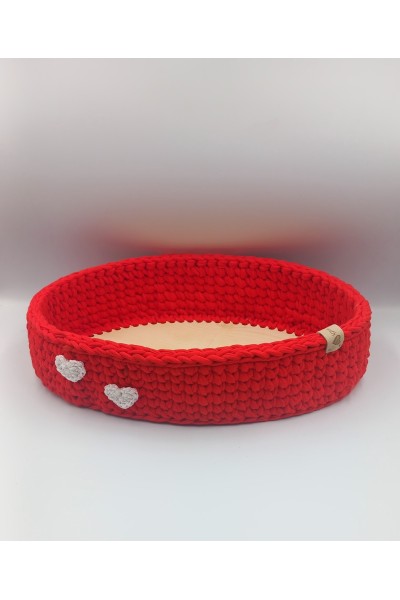 Χειροποίητο πλεκτό καλάθι σε κόκκινο χρώμα.