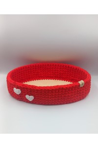 Χειροποίητο πλεκτό καλάθι σε κόκκινο χρώμα.