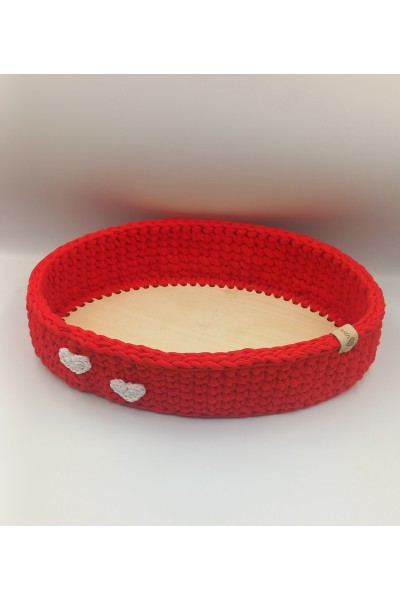 Χειροποίητο πλεκτό καλάθι σε κόκκινο χρώμα.