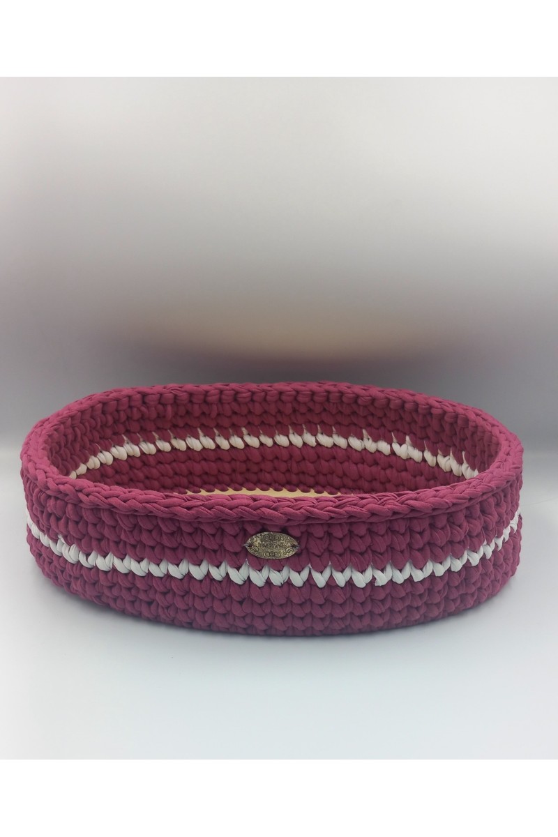 Χειροποίητο πλεκτό καλάθι σε μωβ σκούρο χρώμα.