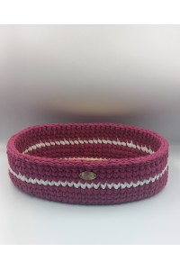 Χειροποίητο πλεκτό καλάθι σε μωβ σκούρο χρώμα.