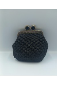 Χειροποίητο πλεκτό μαύρο πορτοφολάκι.