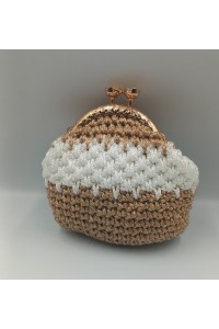 Χειροποίητο πλεκτό πορτοφολάκι σε χρυσό-άσπρο.