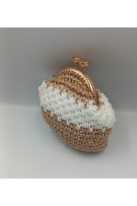 Χειροποίητο πλεκτό πορτοφολάκι σε χρυσό-άσπρο.