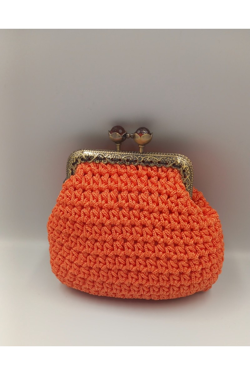 Χειροποίητο πλεκτό πορτοφολάκι σε πορτοκαλί χρώμα.