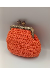 Χειροποίητο πλεκτό πορτοφολάκι σε πορτοκαλί χρώμα.