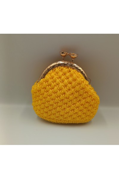 Χειροποίητο πλεκτό πορτοφολάκι σε κίτρινο χρώμα.