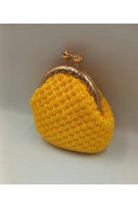 Χειροποίητο πλεκτό πορτοφολάκι σε κίτρινο χρώμα.