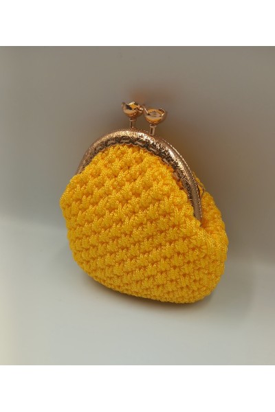 Χειροποίητο πλεκτό πορτοφολάκι σε κίτρινο χρώμα.