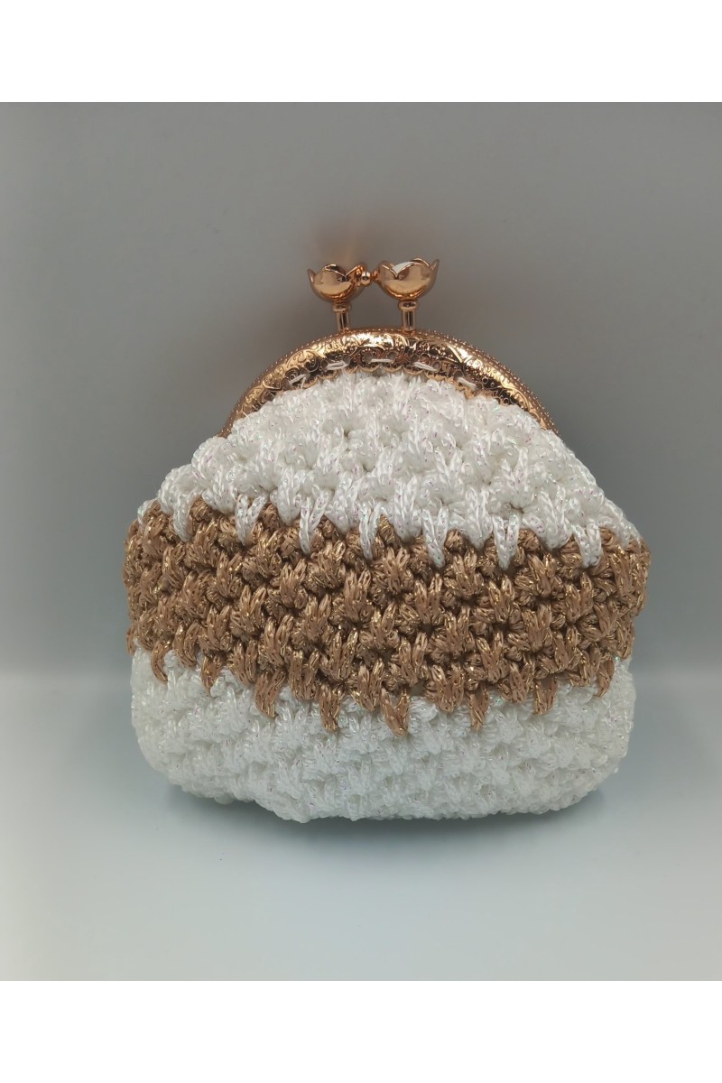 Χειροποίητο πλεκτό πορτοφολάκι σε άσπρο και χρυσό χρώμα.
