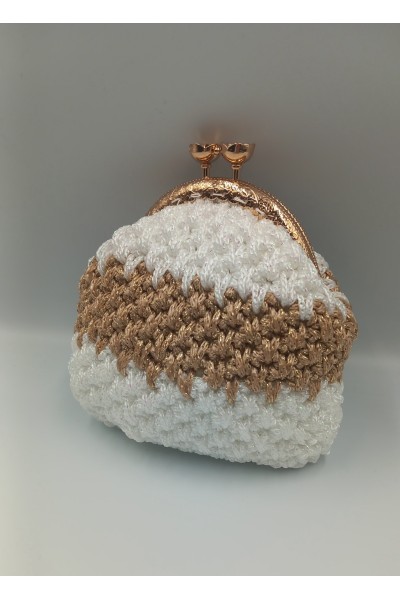 Χειροποίητο πλεκτό πορτοφολάκι σε άσπρο και χρυσό χρώμα.