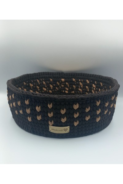 Στρογγυλό χειροποίητο καλάθι σε καφέ-μπεζ χρωματισμούς.