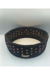 Στρογγυλό χειροποίητο καλάθι σε καφέ-μπεζ χρωματισμούς.