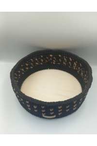 Στρογγυλό χειροποίητο καλάθι σε καφέ-μπεζ χρωματισμούς.